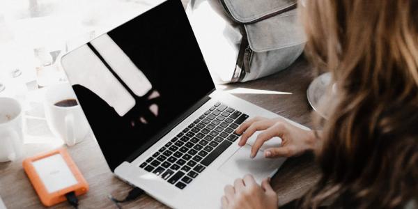 Ragazza al computer